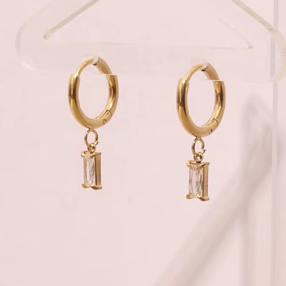Elegant Gold Hoop Earrings with Clear Stones,Gift box included - Picture 4 of 7